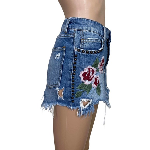 Free People Wild Rose Jean Skirt Size 2 Blue Embroidered Fray Hem Mini Floral - Picture 11 of 15